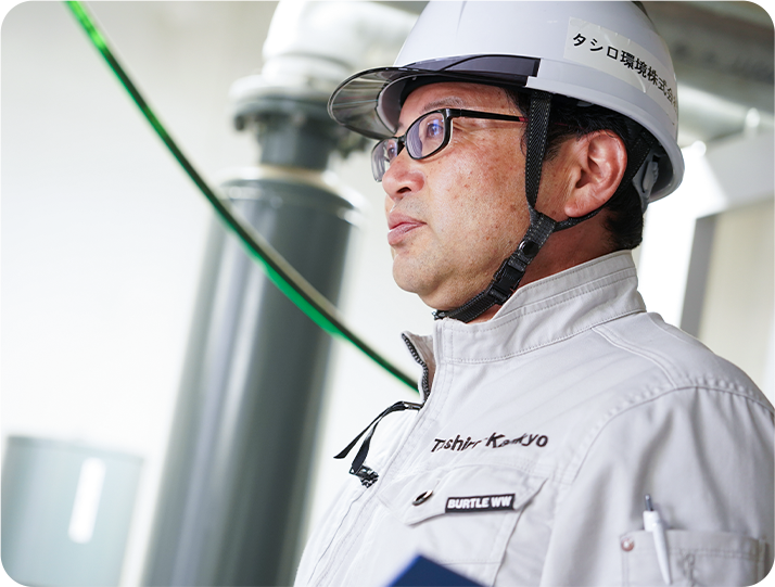 左を向くスタッフの写真